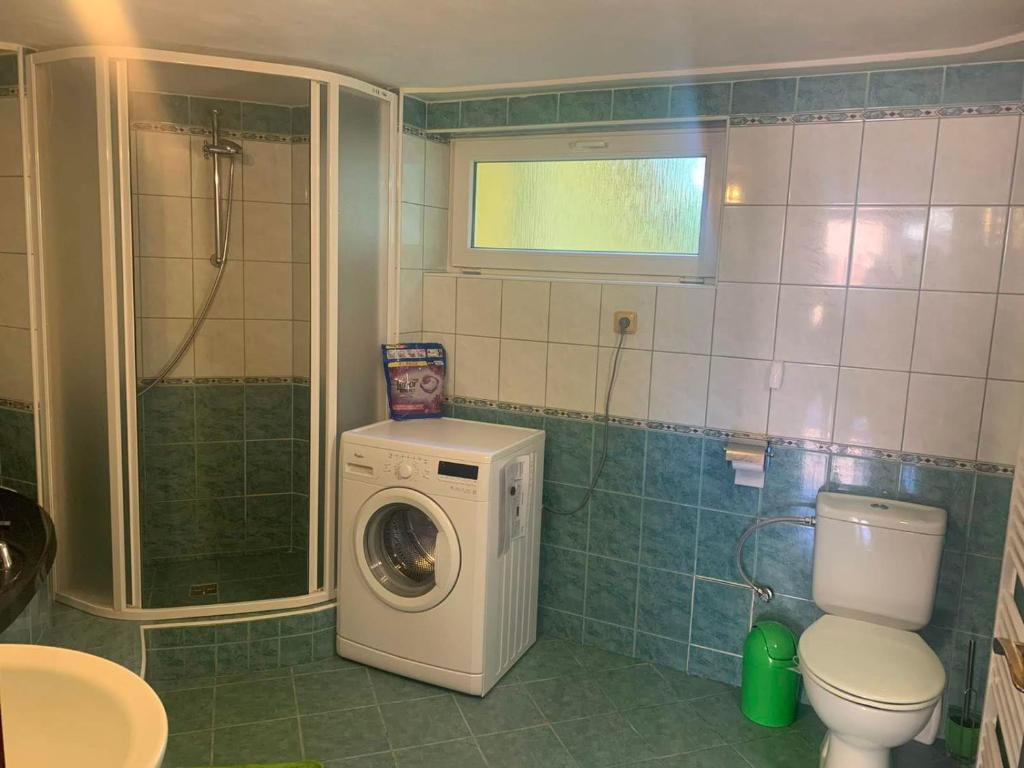 Koupelna v ubytování Chalupa pod Posklu