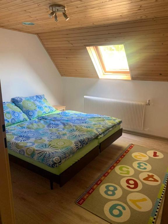 Postel nebo postele na pokoji v ubytování Chalupa pod Posklu
