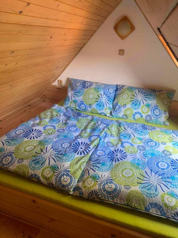 Postel nebo postele na pokoji v ubytování Chalupa pod Posklu