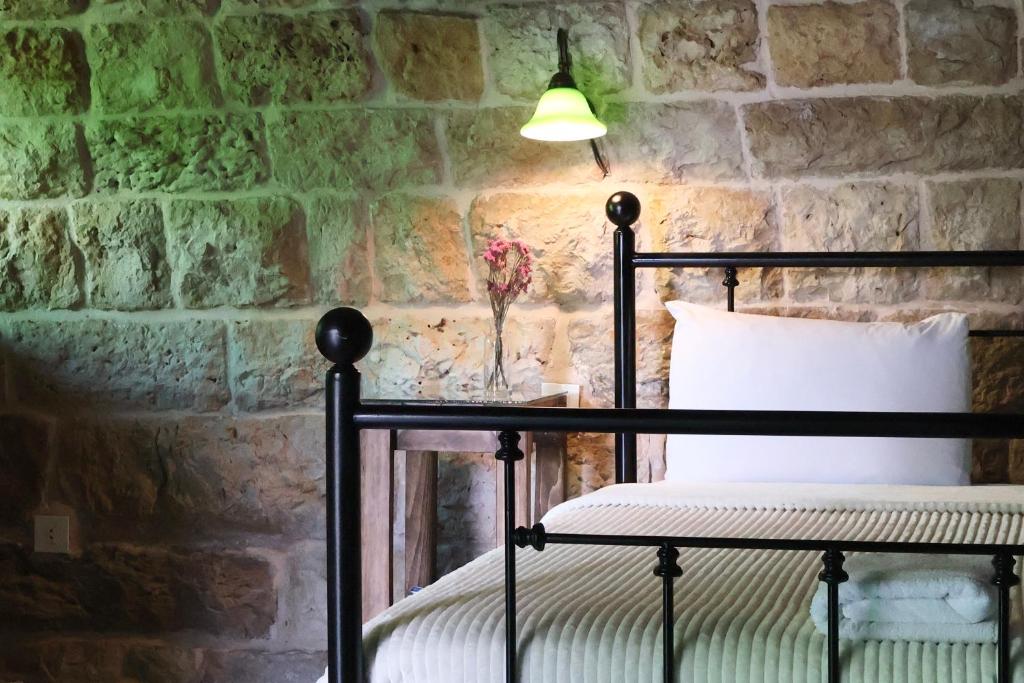Postel nebo postele na pokoji v ubytování Stone Cellars