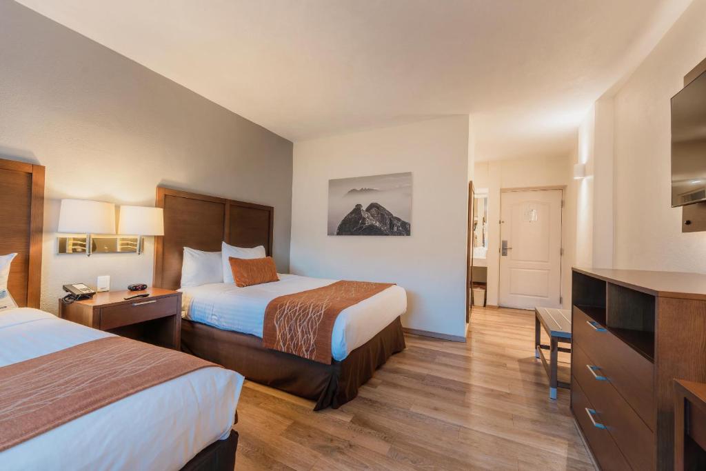 Postel nebo postele na pokoji v ubytování Comfort Inn Monterrey Valle