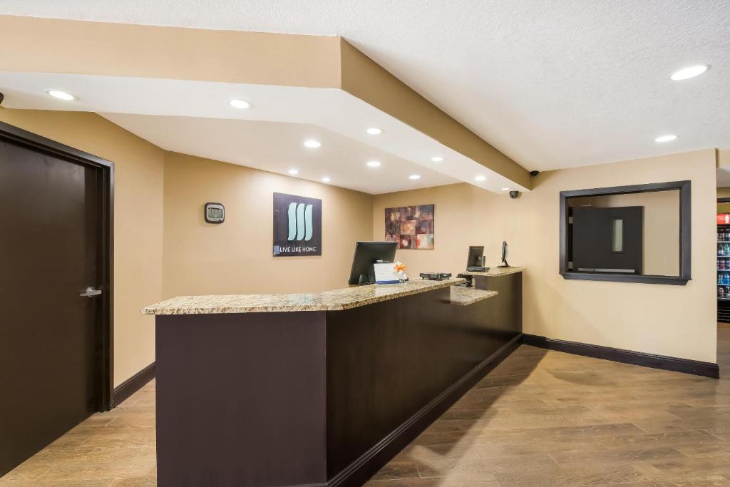 a bar in a waiting room with a tv at MainStay Suites Chattanooga Hamilton Place in Chattanooga