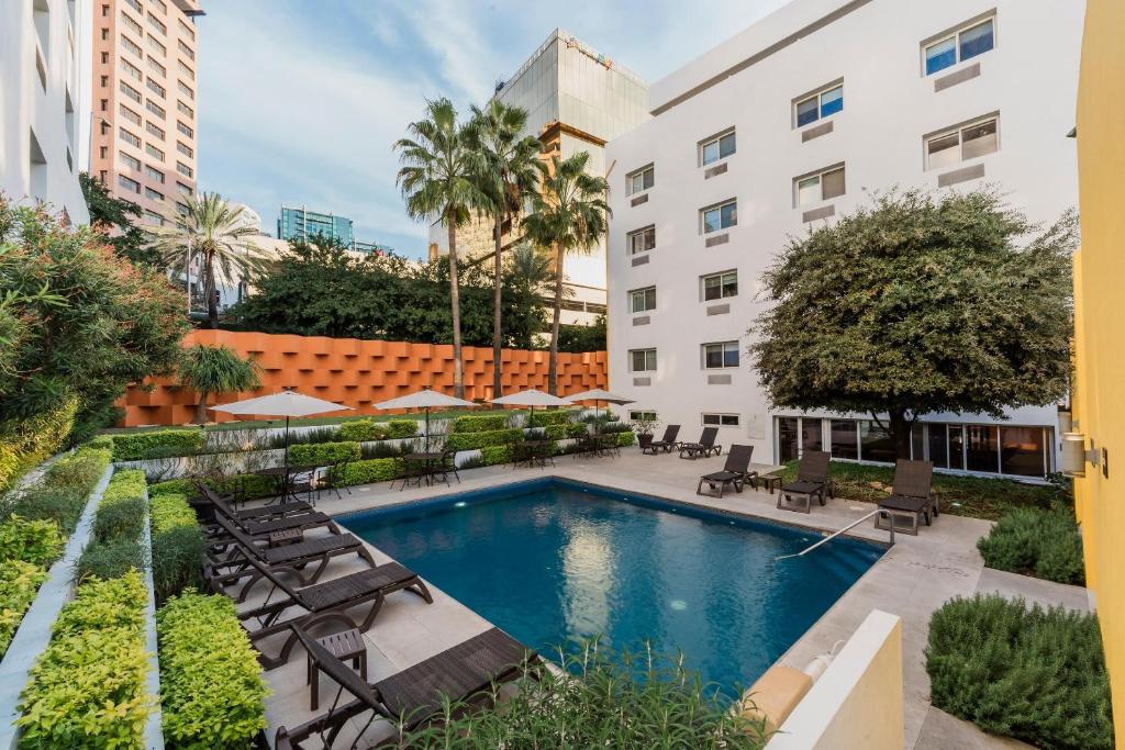 Bazén v ubytování Comfort Inn Monterrey Valle nebo v jeho okolí