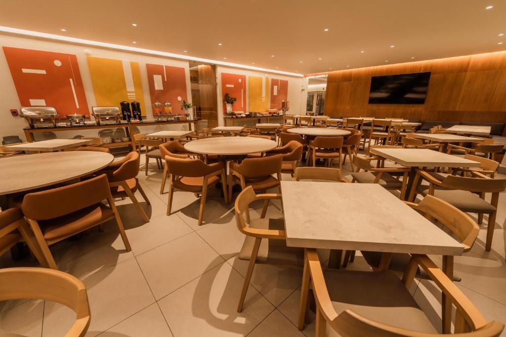 TV a/nebo společenská místnost v ubytování Comfort Inn Monterrey Valle