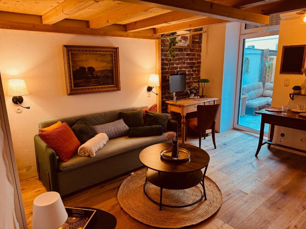 Posezení v ubytování Urban Hideaway Cozy Loft, Green Courtyard and AC