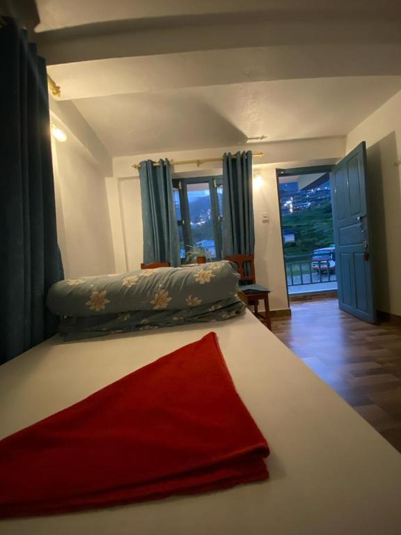 Postel nebo postele na pokoji v ubytování hotel aagan cafe & resturant