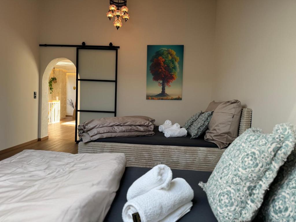 Un dormitorio con dos camas y un espejo. en Toscana Suite - Wellness Loft, en Ludwigshafen am Rhein