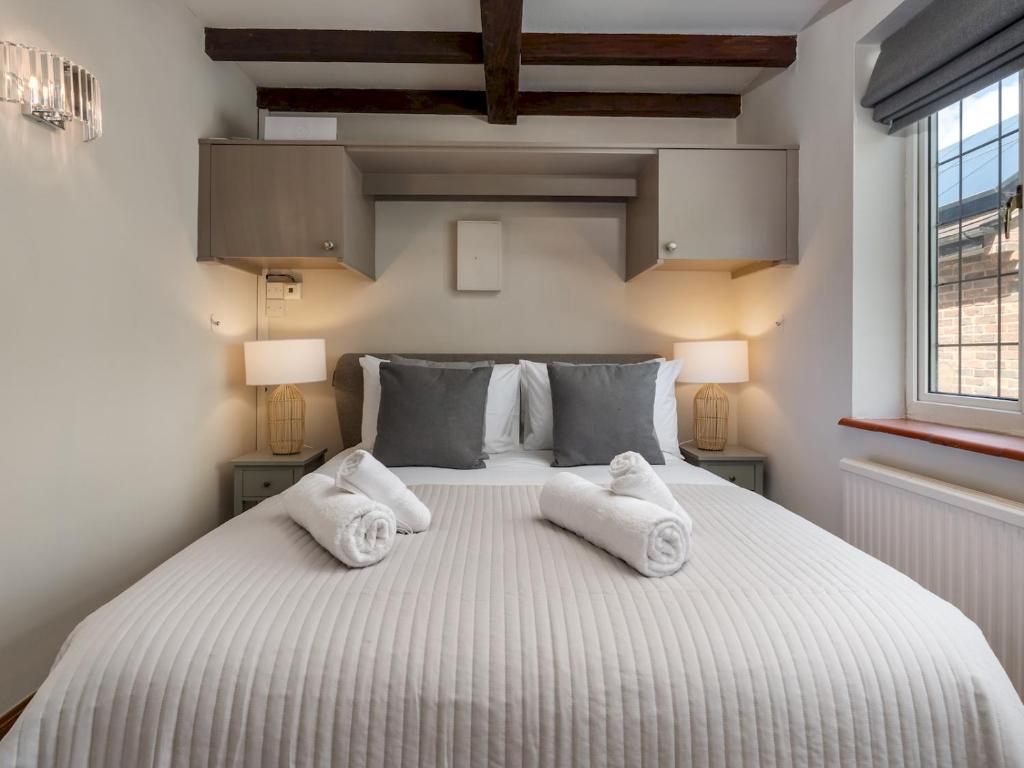 Uma cama ou camas num quarto em Pass the Keys Quintessential Chilterns Hideaway