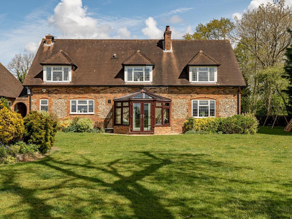 uma grande casa de tijolos com um jardim de relva em Pass the Keys Quintessential Chilterns Hideaway em High Wycombe