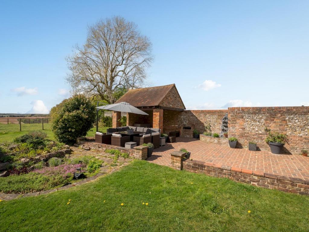 Um jardim no exterior de Pass the Keys Quintessential Chilterns Hideaway