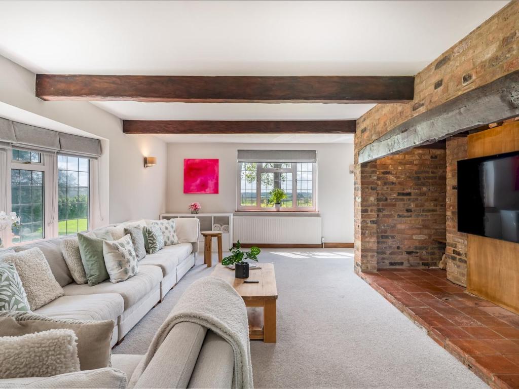 Uma televisão e/ou sistema de entretenimento em Pass the Keys Quintessential Chilterns Hideaway