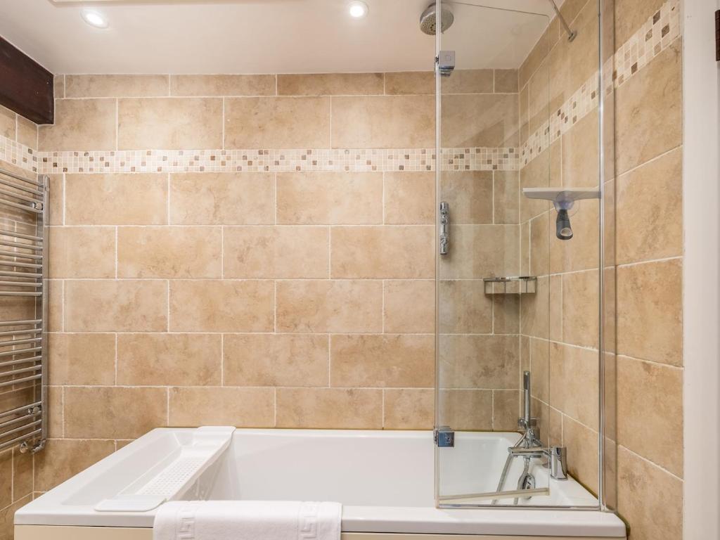 Uma casa de banho em Pass the Keys Quintessential Chilterns Hideaway
