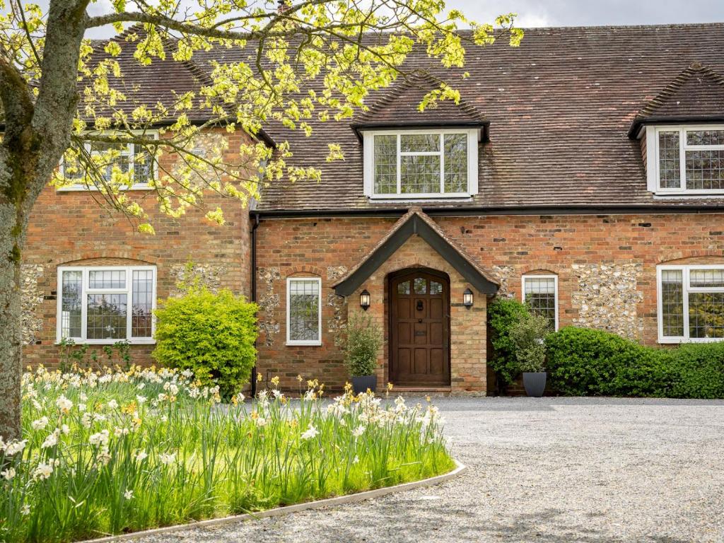 Um jardim no exterior de Pass the Keys Quintessential Chilterns Hideaway