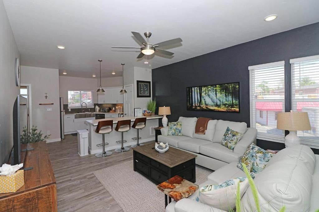 Μια τηλεόραση ή/και κέντρο ψυχαγωγίας στο Modern Ascend townhouse