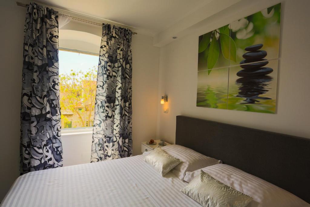 Postel nebo postele na pokoji v ubytování Nirvana rooms Split