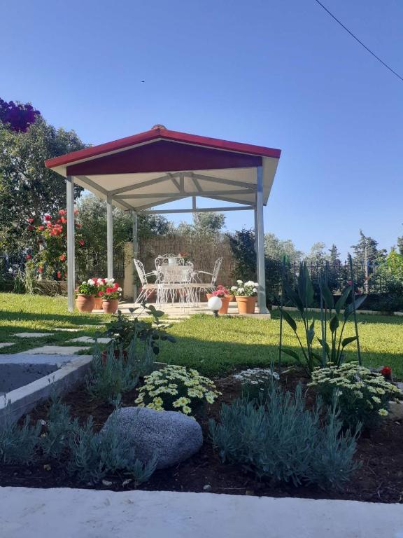 Сад в SIMOS' sea view house