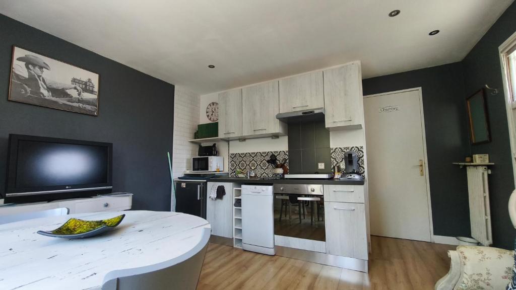 Nhà bếp/bếp nhỏ tại Belle dépendance, appartement cosy, tout confort