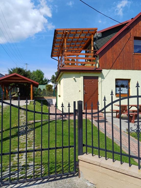 Budova, v ktorej sa dovolenkový dom nachádza