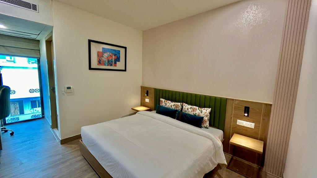 Postel nebo postele na pokoji v ubytování Hotel Limon & Banquet Sector 29, Gurgaon