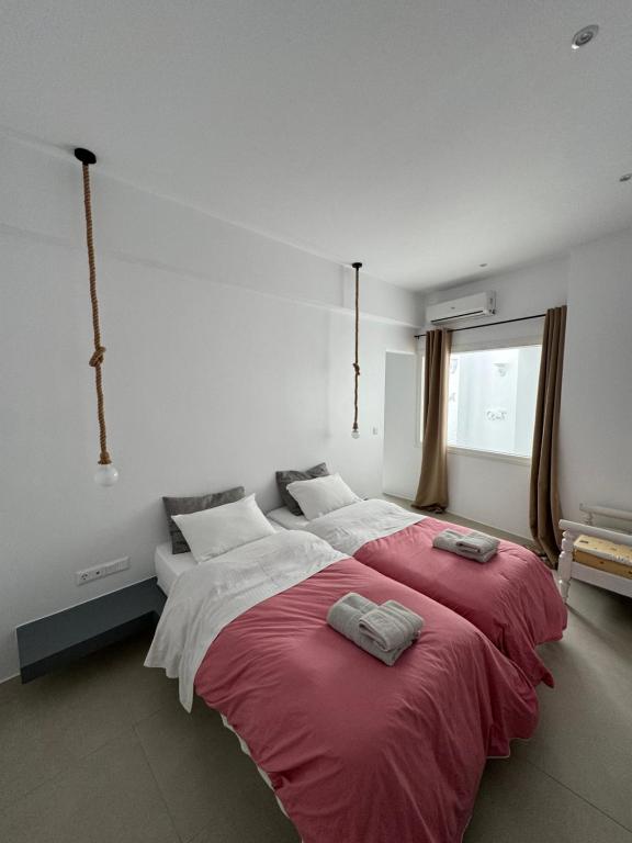 Postel nebo postele na pokoji v ubytování Madaky Hotel