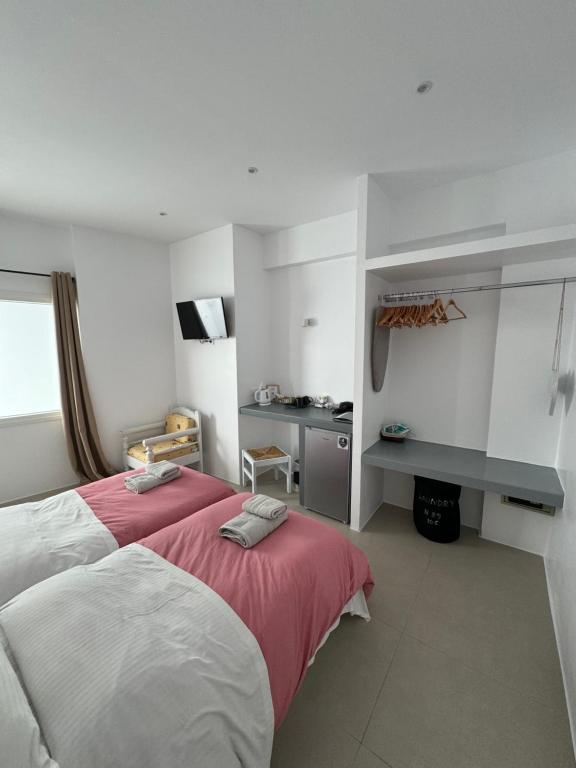 Postel nebo postele na pokoji v ubytování Madaky Hotel