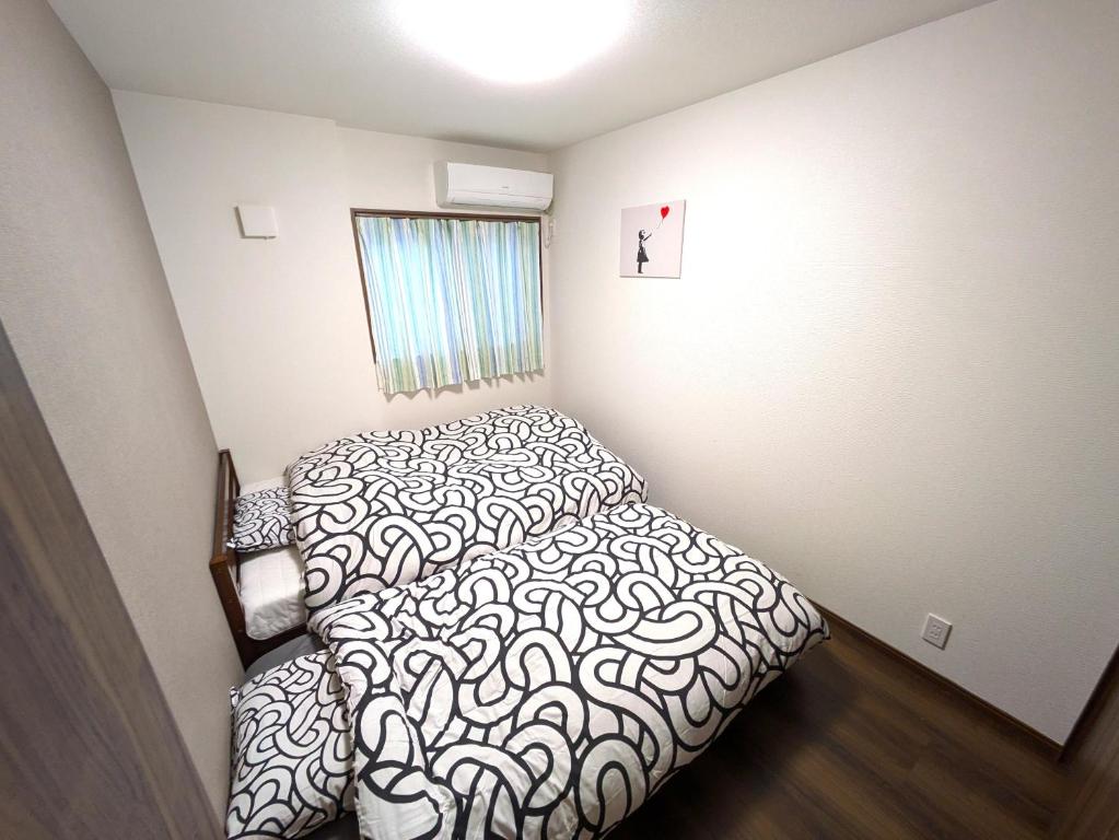 Postel nebo postele na pokoji v ubytování Nanba southエルメゾン3rd