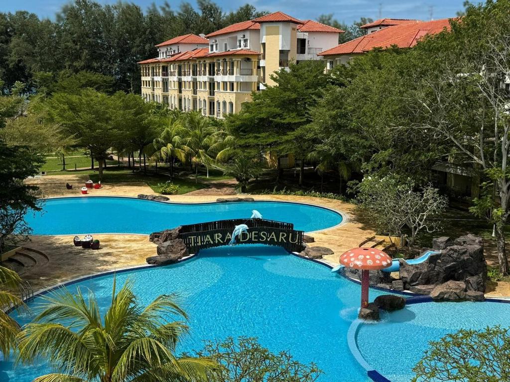 Bazén v ubytování Desaru Private Beach Luxury Suite Pool View 3Pax C10201 nebo v jeho okolí