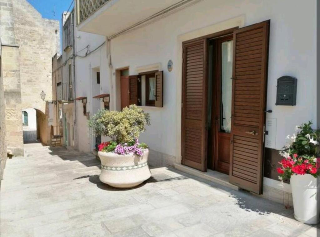un edificio con dos macetas en una calle en Casa privata San Leone, en Castro di Lecce