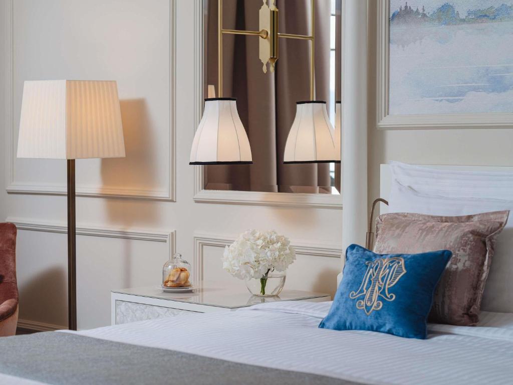 Postel nebo postele na pokoji v ubytování Fairmont Le Montreux Palace