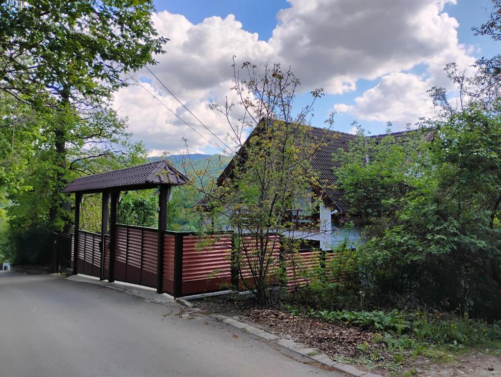 un edificio con cenador junto a una casa en Paradise View, en Brasov