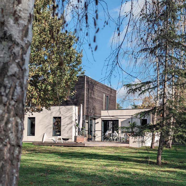 Κήπος έξω από το Maison Architecte, Parc arboré & BBQ, 10 min du circuit