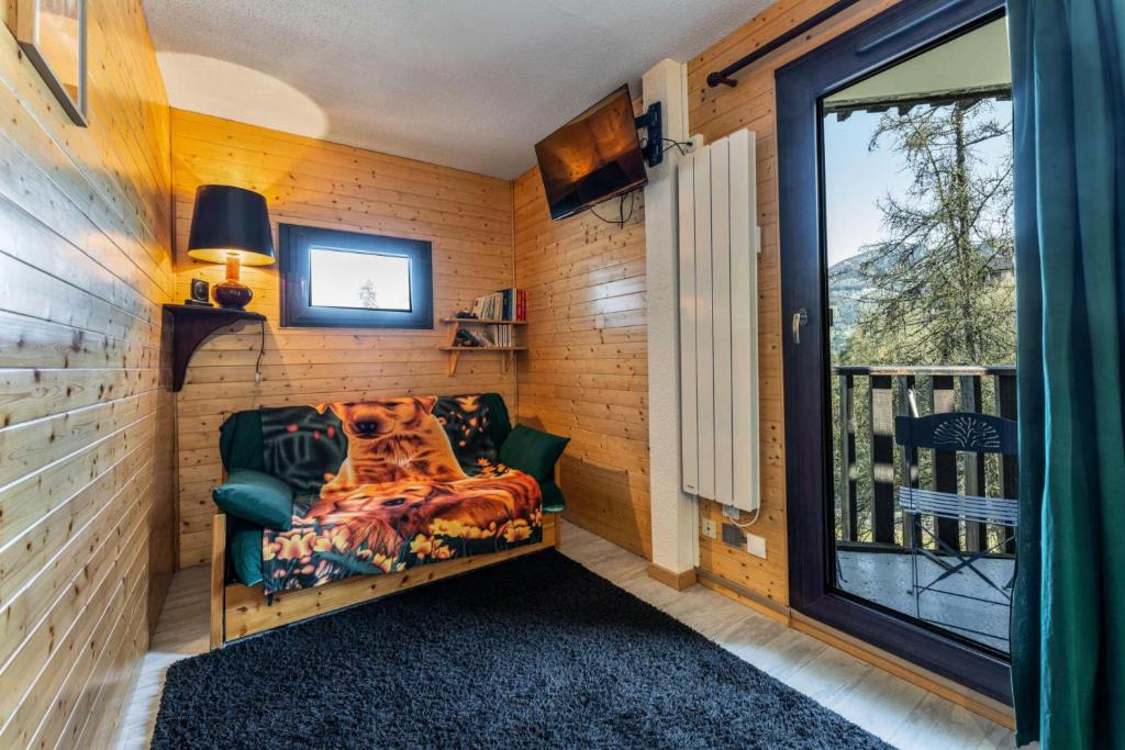 une petite pièce avec un lit et une fenêtre dans l'établissement Résidence L'oustal - Agréable 2 pièces proche du centre 1650 MAE-3441, aux Orres