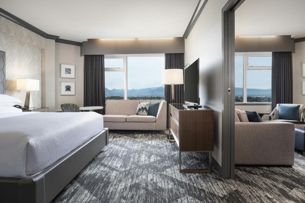 Postel nebo postele na pokoji v ubytování Sheraton Vancouver Guildford Hotel