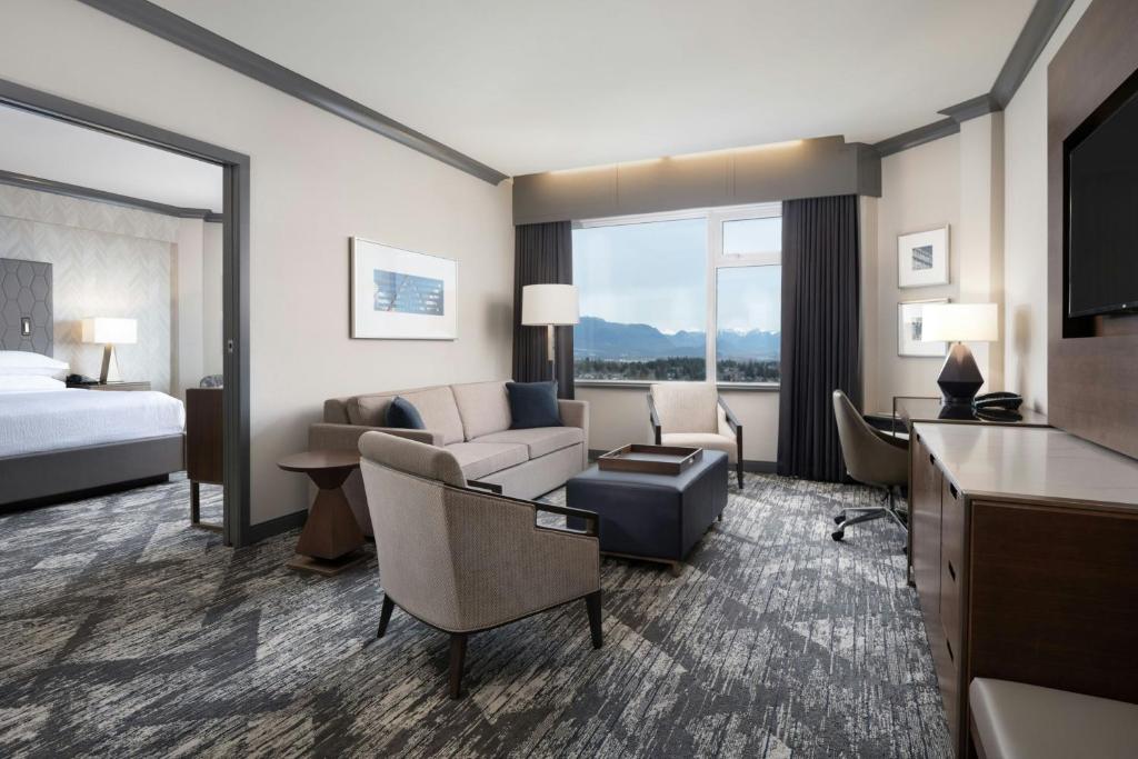 Postel nebo postele na pokoji v ubytování Sheraton Vancouver Guildford Hotel