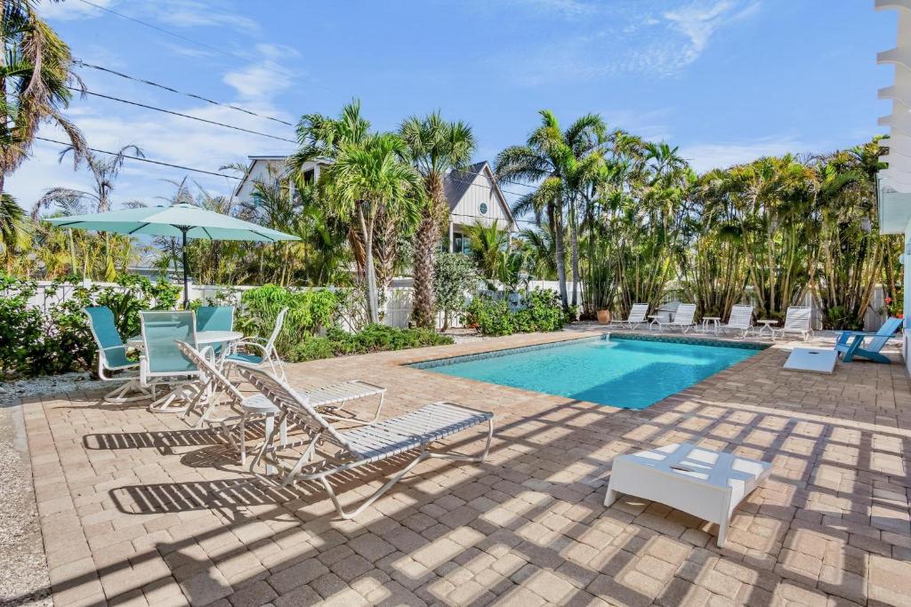 Swimmingpoolen hos eller tæt på Pink Palm Bungalow