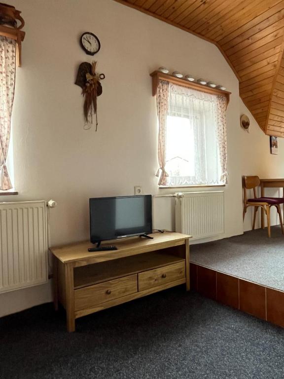 TV a/nebo společenská místnost v ubytování Apartmán pod Boubínem