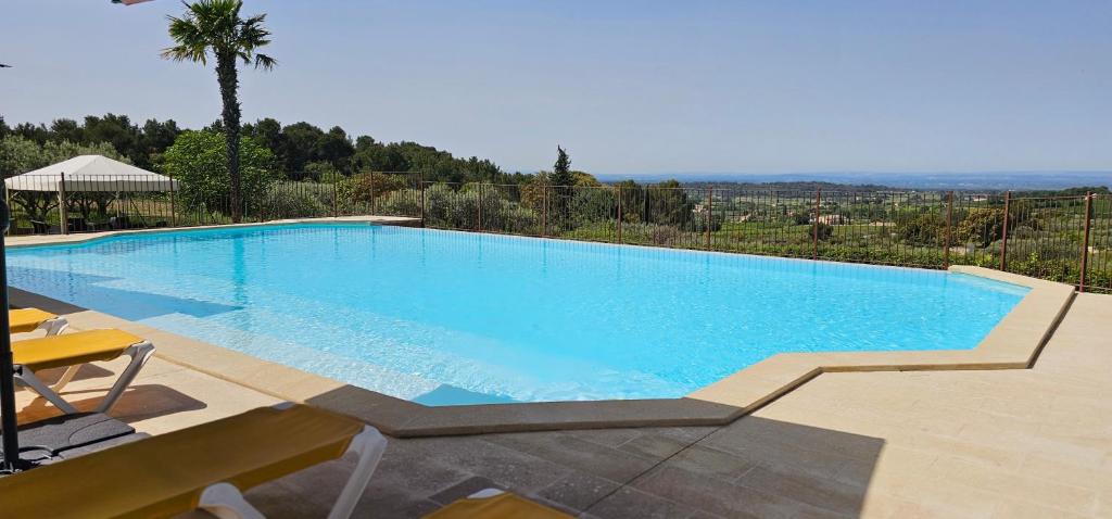 einen großen Pool mit Blick auf einen Hügel in der Unterkunft Gîte Palma, vue exceptionnelle vallée Provençale in Le Barroux