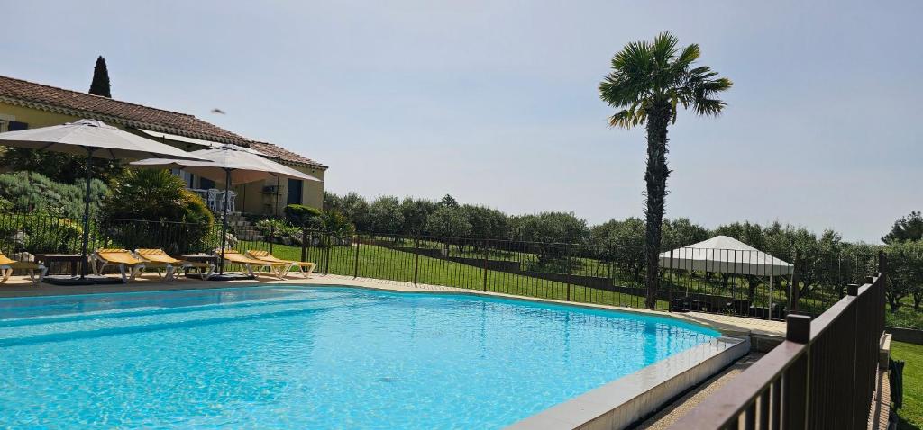 Der Swimmingpool an oder in der Nähe von Gîte Palma, vue exceptionnelle vallée Provençale
