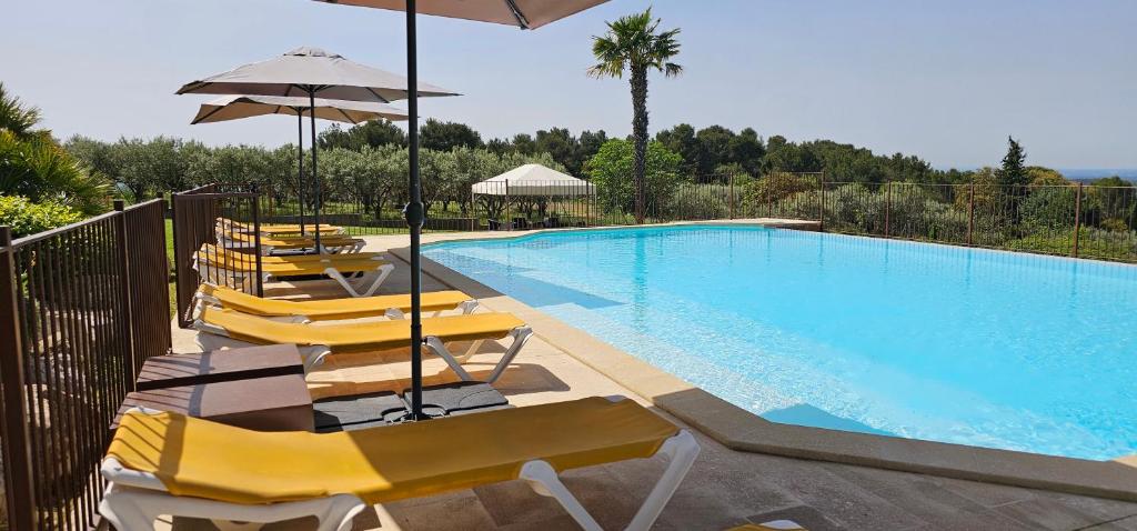 Der Swimmingpool an oder in der Nähe von Gîte Palma, vue exceptionnelle vallée Provençale