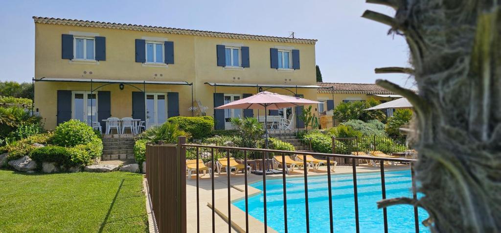 Der Swimmingpool an oder in der Nähe von Gîte Palma, vue exceptionnelle vallée Provençale
