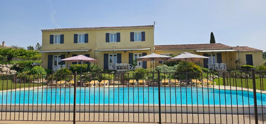 Der Swimmingpool an oder in der Nähe von Gîte Palma, vue exceptionnelle vallée Provençale