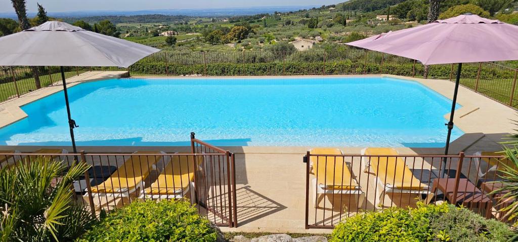 Der Swimmingpool an oder in der Nähe von Gîte Palma, vue exceptionnelle vallée Provençale