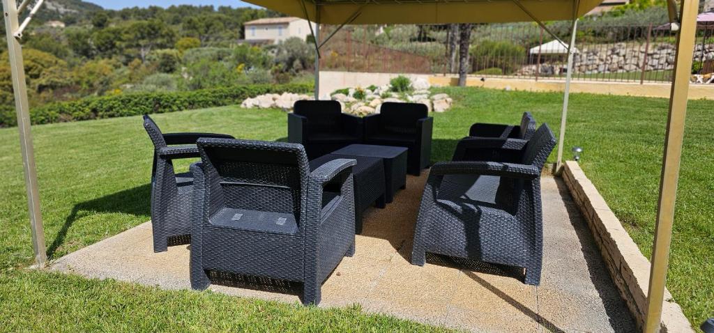 Ein Garten an der Unterkunft Gîte Palma, vue exceptionnelle vallée Provençale