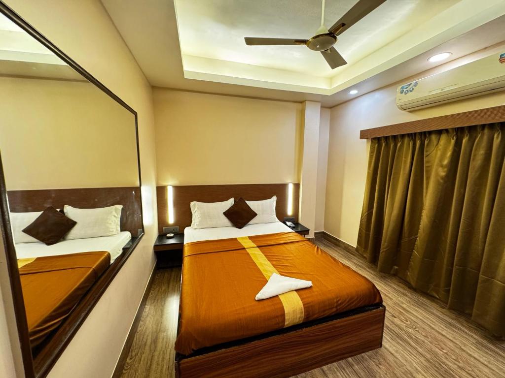 Postel nebo postele na pokoji v ubytování Silver Line Hotel - Nr Netaji Subhash Chandra Bose International Airport
