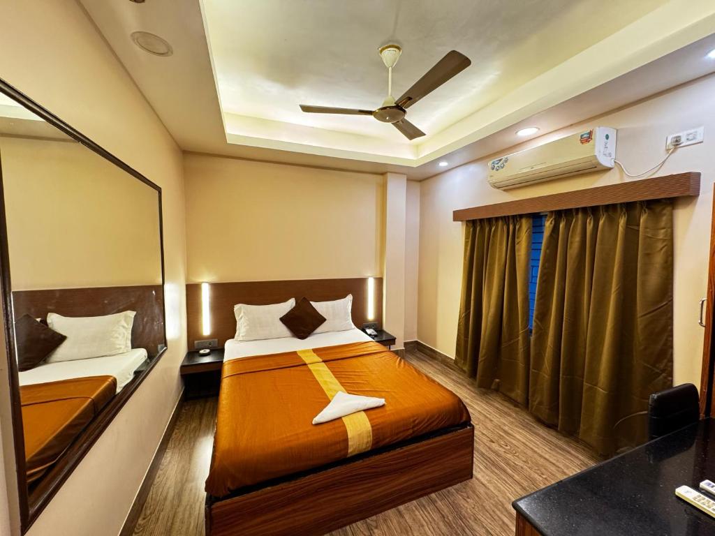 Postel nebo postele na pokoji v ubytování Silver Line Hotel - Nr Netaji Subhash Chandra Bose International Airport