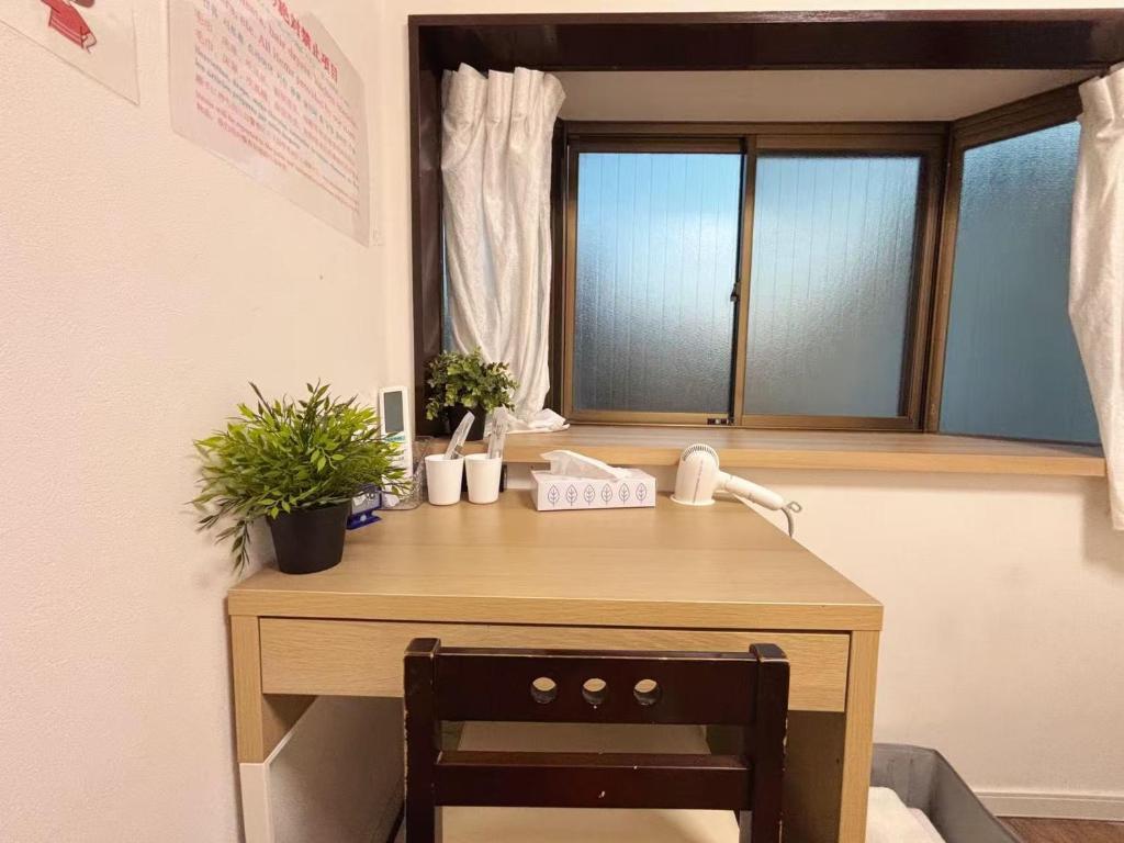 a wooden desk in a room with a window at 花の郷田端b02 in Tokyo