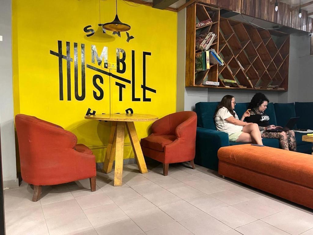 Posezení v ubytování Rahgir Tales Hostel "Taj View"