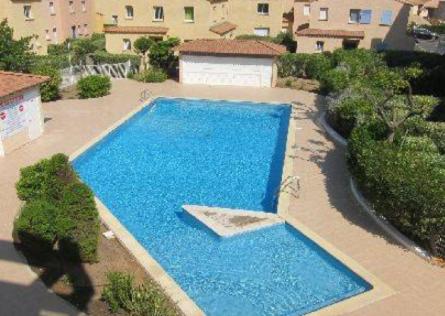 - une vue sur la grande piscine bleue dans l'établissement Leg pavillon, à Valras-Plage