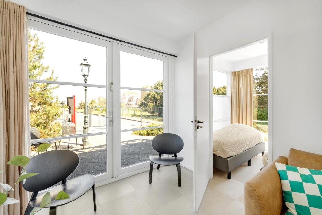 アウウドルプにあるAppartement Outside (4P) - Residence Kabbelaarsbankのリビングルーム(大きな窓付)、ベッドルーム1室が備わります。