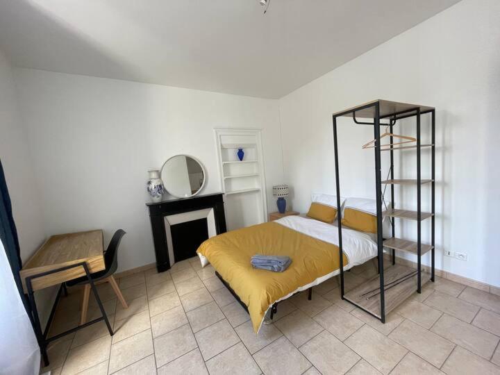 - une chambre avec un lit et une chambre avec une étagère dans l'établissement Studio - Hypercentre, à Bourges
